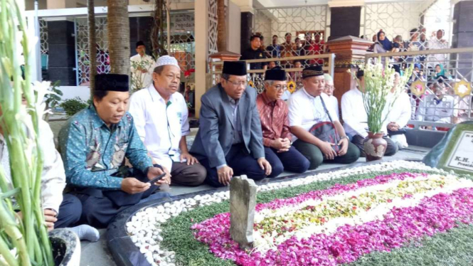 Anggota Dewan Pengarah Badan Pembinaan Ideologi Pancasila, Mahfud MD, berziarah ke makam Abdurrahman Wahid alias Gus Dur di kompleks Pesantren Tebuireng, Jombang, pada Minggu, 1 Juli 2018.