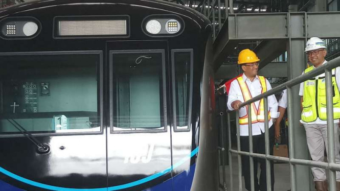 Menteri Perhubungan Budi Karya Sumadi meninjau MRT Jakarta.