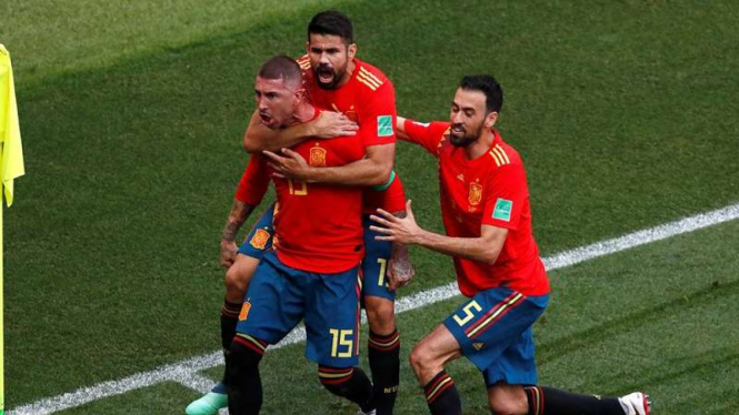 Para pemain Timnas Spanyol merayakan gol