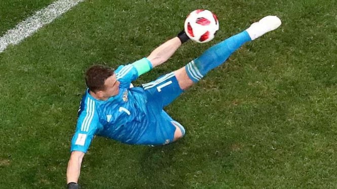 Kiper Rusia, Igor Akinfeev gagalkan penalti Iago Aspas.