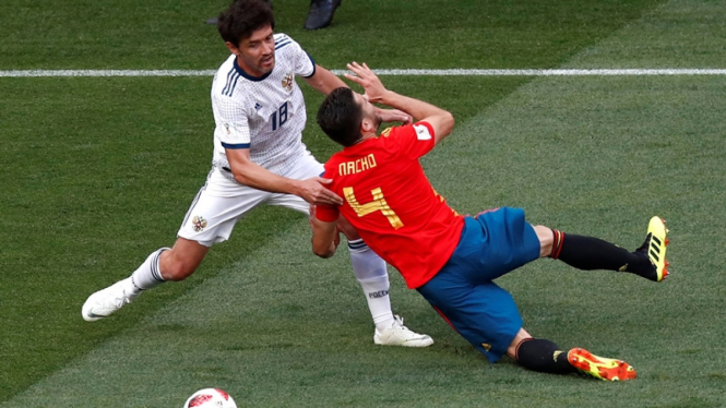 Bek andalan Rusia, Yuri Zhirkov di laga melawan Spanyol