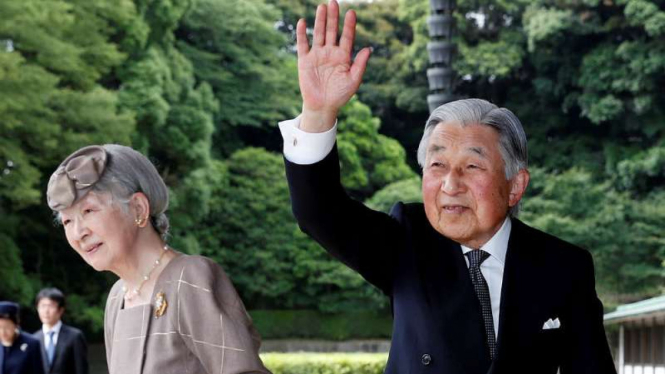 Kaisar Akihito (kanan) segera turun tahta