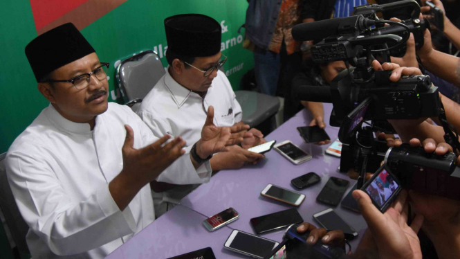 Calon Gubernur Jawa Timur nomor urut dua, Saifullah Yusuf atau Gus Ipul (kiri) 