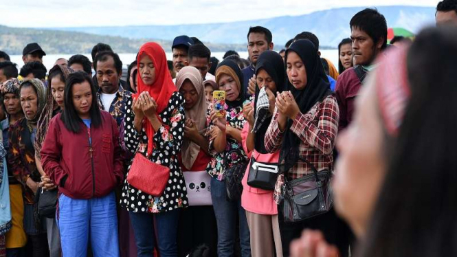 Keluarga korban tenggelamnya KM Sinar Bangun mengikuti doa lintas agama