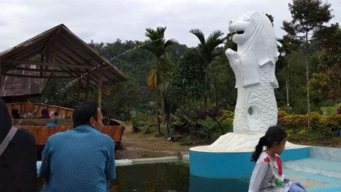 Replika Patung Merlion di Ngarai Sianok