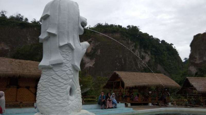 Replika Patung Merlion di Ngarai Sianok