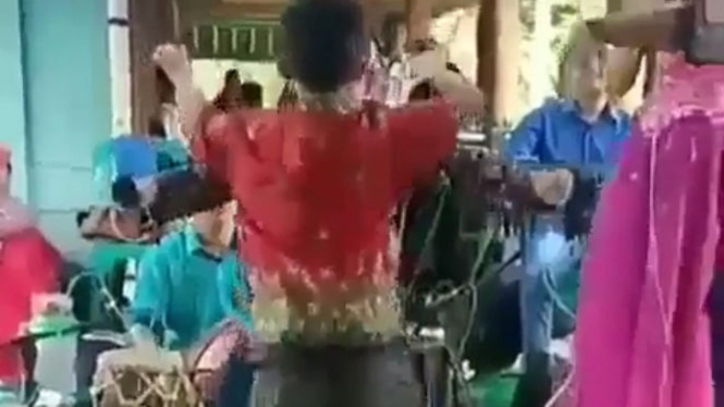 Dua Bocah Adu Domba Saat Joget Ini Bikin Ngakak