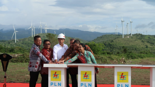 Presiden Joko Widodo, Menteri ESDM dan  Menteri BUMN saat resmikan PLTB Sidrap.