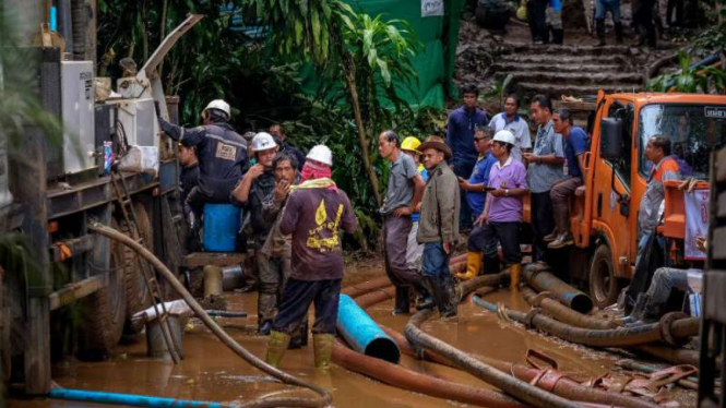 Tim penyelamat berusaha mengevakuasi 12 anak anggota tim sepakbola dan pelatik mereka yang terjebak di dalam sebuah gua di Thailand pada Senin, 2 Juli 2018.