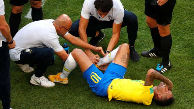 Neymar cedera saat Brasil kalahkan Meksiko 2-0.