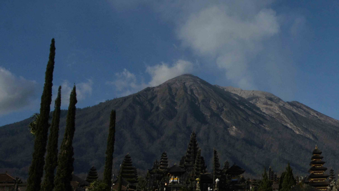Asap mengepul dari kawah Gunung Agung terlihat dari kawasan Besakih, Karangasem, Bali