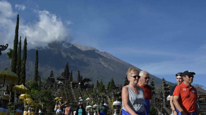 Sejumlah wisatawan mengunjungi kawasan Pura Besakih di Karangasem, Bali