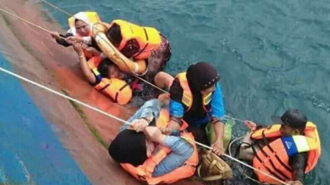 Proses evakuasi penumpang KM Lestari Maju di Perairan Selayar, Sulsel