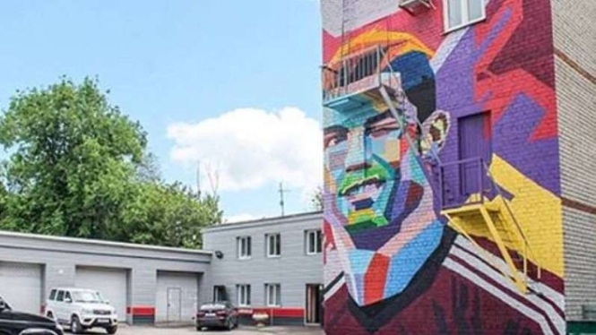 Hotel bergambar mural wajah Cristiano Ronaldo