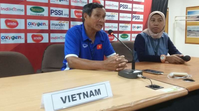 Pelatih Timnas Wanita Vietnam, Mai Duc Chung (kiri)