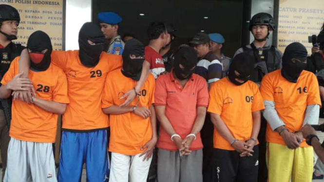 Polres Metropolitan Jakarta Selatan memperlihatkan anggota komplotan penjambret yang ditangkap pada Rabu, 4 Juli 2018.