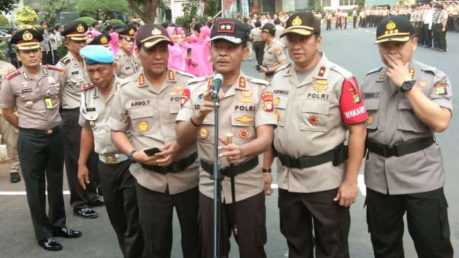Kapolda Metro Jaya, Inspektur Jenderal Polisi Idham Azis (tengah), kini menjabat sebagai Kabareskrim. 