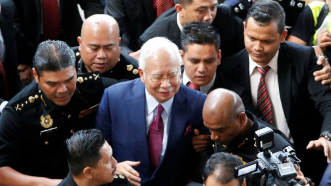 Najib Razak tiba di gedung pengadilan di Kuala Lumpur hari Rabu (4/7/2018).