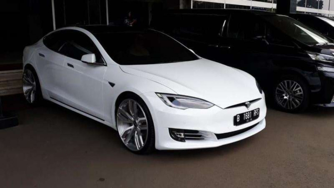 Mobil Listrik Tesla milik Ketua DPR Bambang Soesatyo.