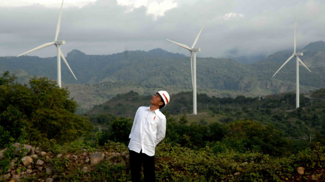 Presiden Joko Widodo memperhatikan turbin kincir angin usai meresmikan Pembangkit Listirk Tenaga Bayu (PLTB) di Desa Mattirotasi, Kabupaten Sidrap, Sulawesi Selatan