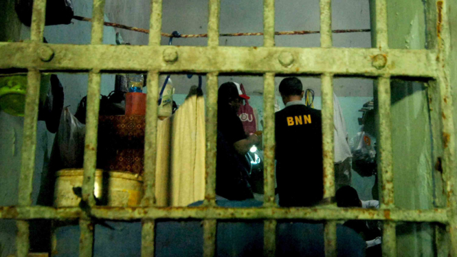 Petugas melakukan pemeriksaan di ruang tahanan (Foto Ilustrasi).