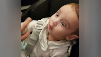 Bayi Ini Tercengang saat Diberi Sesuatu oleh Ayahnya, Apa Itu?