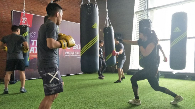 Latihan boxing yang dikombinasikan dengan gerakan fitness