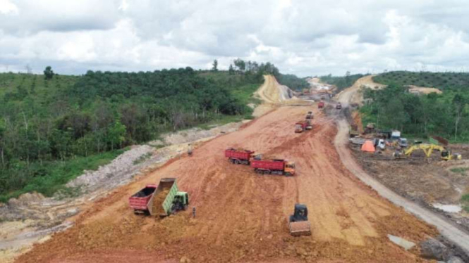 Proses pembangunan jalan Tol Balikpapan-Samarinda.