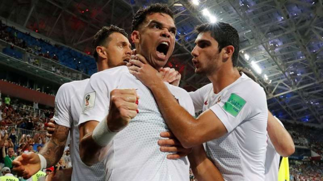 Pemain belakang Timnas Portugal, Pepe (tengah)