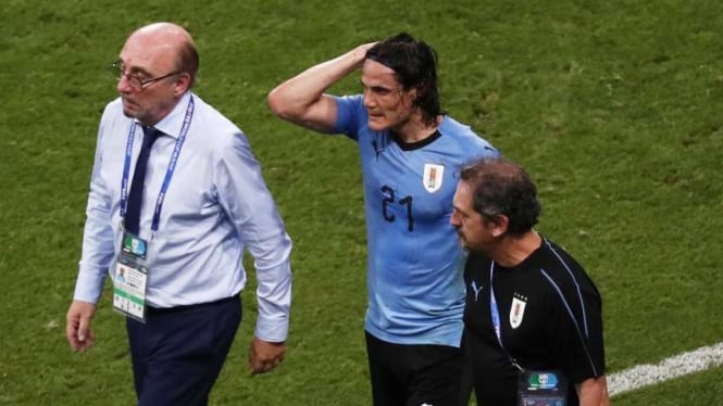 Penyerang Timnas Uruguay, Edinson Cavani (tengah)