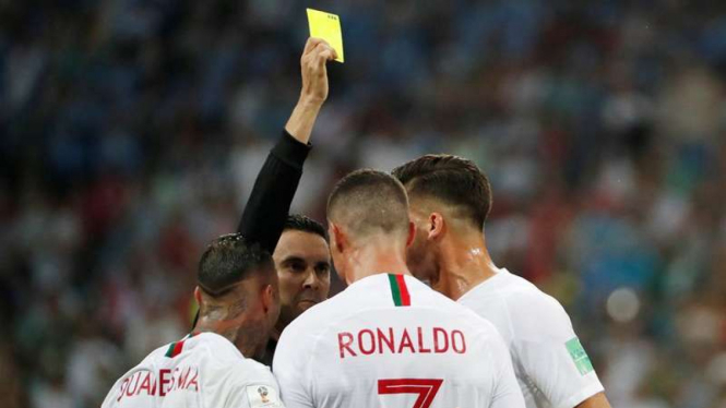 Megabintang Timnas Portugal, Cristiano Ronaldo (7) mendapat kartu kuning