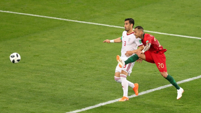 Pemain Portugal, Ricardp Quaresma mencetak gol ke gawang Iran