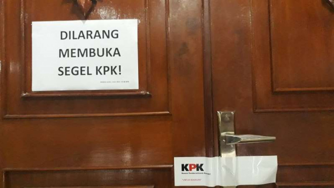 Ruang kerja Gubernur Aceh Irwandi Yusuf disegel KPK. 