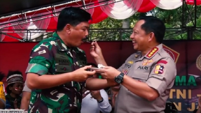 Kapolri Jenderal Tito Karnavian menyuapi Panglima TNI saat HUT Polri