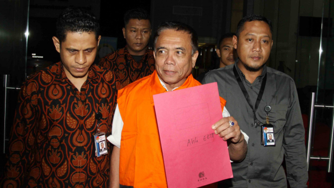 Gubernur Aceh Irwandi Yusuf mengenakan rompi tahanan seusai menjalani pemeriksaan pascaterjaring operasi tangkap tangan (OTT), di gedung KPK, Jakarta