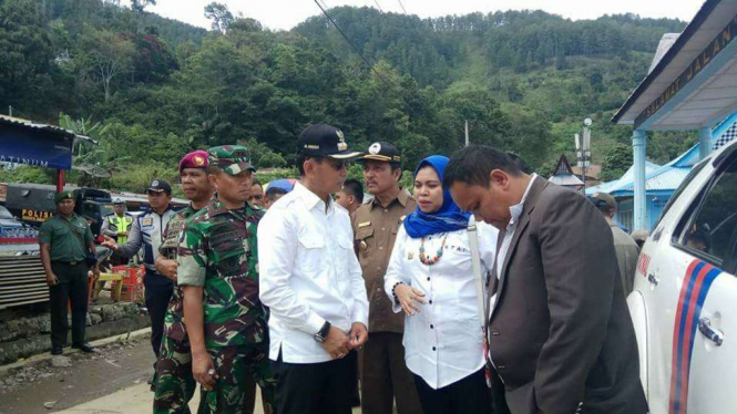 Komisioner KPAI, Ai Maryati Solihah (kedua dari kanan), saat meninjau penanganan anak-anak korban kecelakaan kapal Sinar Bangun di Danau Toba, Sumatra Utara, pada Rabu, 4 Juli 2018.