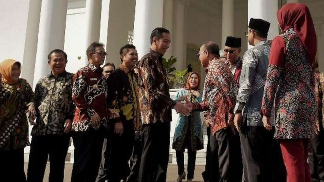 Pertemuan Presiden Joko Widodo dan para bupati di Istana Bogor