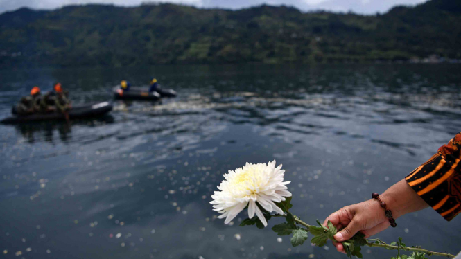 Warga menabur bunga di lokasi kecelakaan kapal Danau Toba, Sumatera Utara