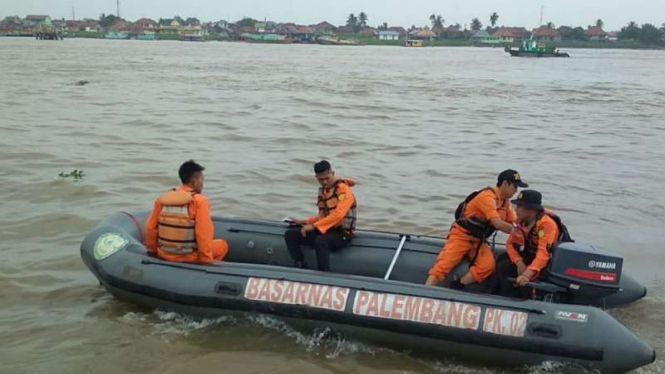 Tim SAR cari pekerja Jembatan Musi IV yang tenggelam.