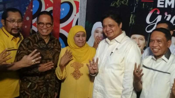 Ketua Umum Partai Golkar Airlangga Hartarto (kedua dari kanan) saat berkunjung ke rumah Khofifah Indar Parawansa di Surabaya, Jawa Timur, pada Kamis malam, 5 Juli 2018.