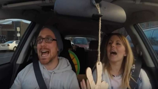 Bernyanyi  di dalam mobil