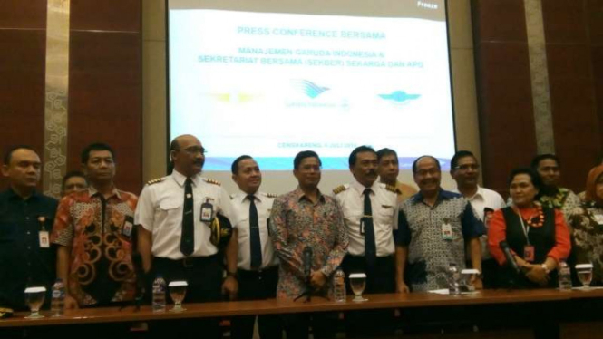 Perwakilan PT Garuda Indonesia, Serikat Karyawan Garuda, dan Asosiasi Pilot Garuda dalam konferensi pers di gedung manajemen Garuda Indonesia, Tangerang, Banten, pada Jumat, 6 Juli 2018.