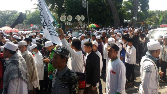 Massa Aksi 67 Tegakkan Keadilan menggelar orasi di Bareskrim Polri.