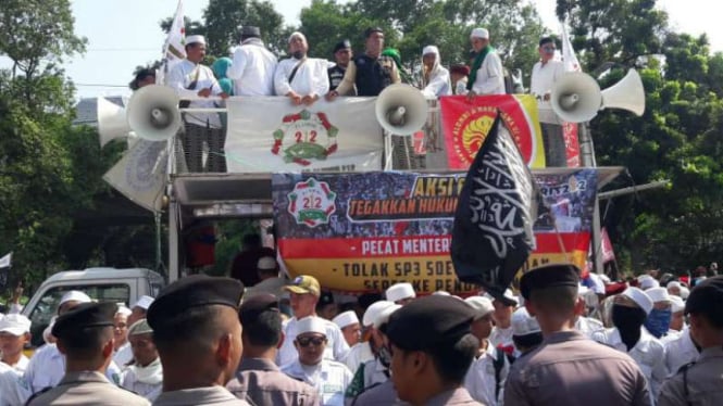 Massa Aksi 67 Tegakkan Keadilan menggelar orasi di Bareskrim Polri.