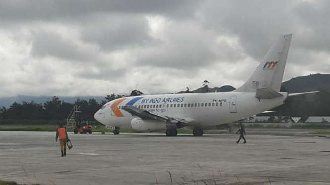 Pesawat My Indo Airlines yang mogok di Bandara Wamena.