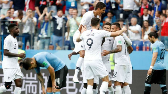 Prancis merayakan gol ke gawang Uruguay