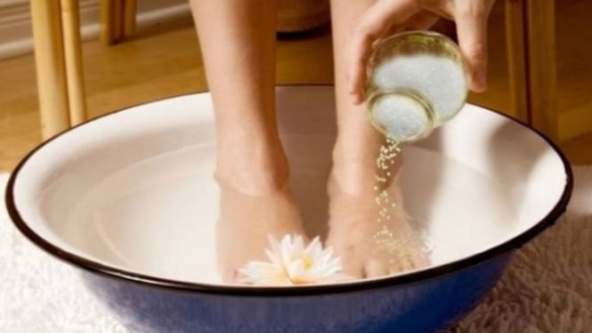 Begini Cara Terapi Rendam Kaki Yang Nyeri Akibat Asam Urat