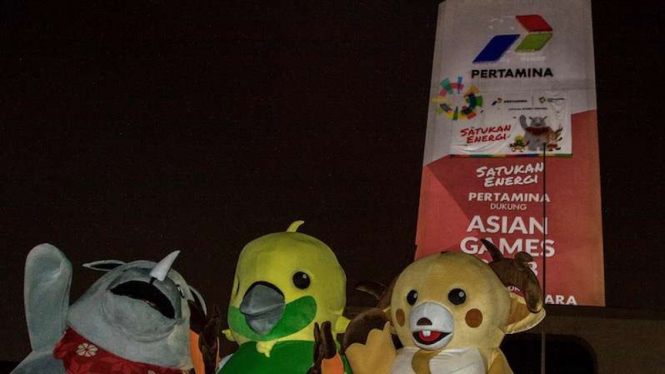 Maskot Asian Games berfoto bersama dengan background video mapping