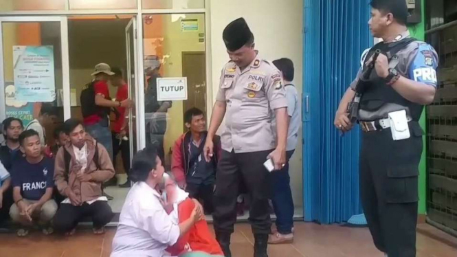 Polisi menyelamatkan seorang siswi SMP di Jakbar usai disekap dan dilecehkan kelompok debt collector di Kembangan.