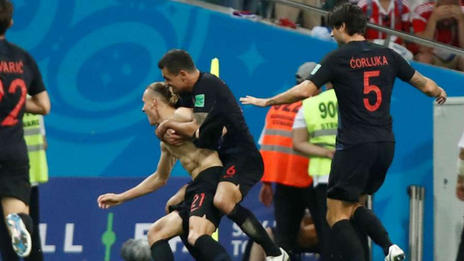 Bek Kroasia Domagoj Vida saat merayakan gol ke gawang Rusia.